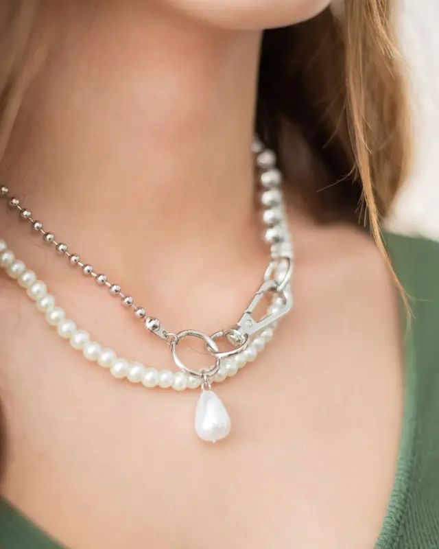 Pearl strand necklace with a pearl pendant