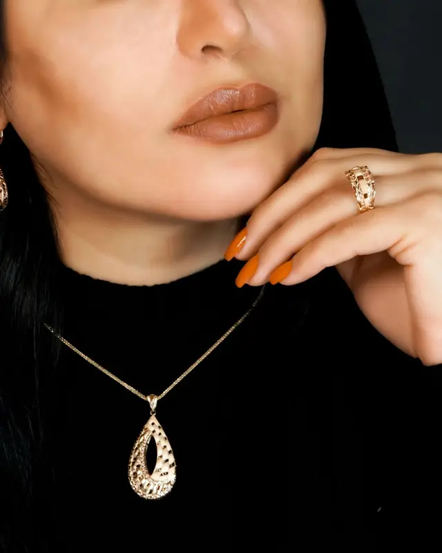 Teardrop pendant necklace